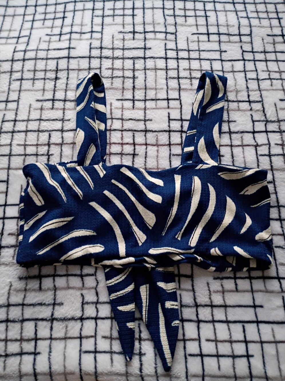 H&M Navy Patterned Scarf Front Crop Top Size Large NWOT - Picture 2 of 6